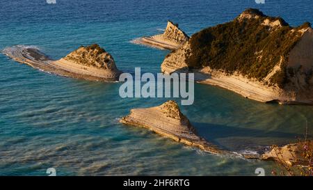 Grecia, Isole greche, Isole IONIE, Corfù, nord-ovest dell'isola, Capo Drastis, luce notturna, scogliere di arenaria e isolotti al largo in arenaria, il mare è leggermente in movimento Foto Stock