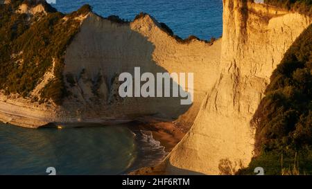 Grecia, Isole greche, Isole IONIE, Corfù, nord-ovest dell'isola, Capo Drastis, luce notturna, scogliere di arenaria e isolotti al largo in arenaria, il mare è leggermente in movimento Foto Stock