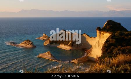 Grecia, Isole greche, Isole IONIE, Corfù, nord-ovest dell'isola, Capo Drastis, luce notturna, scogliere di arenaria e isolotti al largo in arenaria, il mare è leggermente in movimento Foto Stock