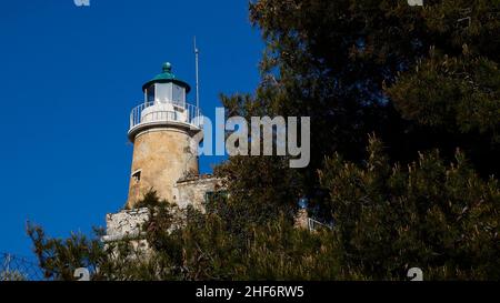 Grecia, Isole greche, Isole IONIE, Corfù, Corfù, Vecchia Fortezza, faro rotondo sul punto più alto della fortezza, tetto verde, cielo blu, albero a destra nella foto Foto Stock