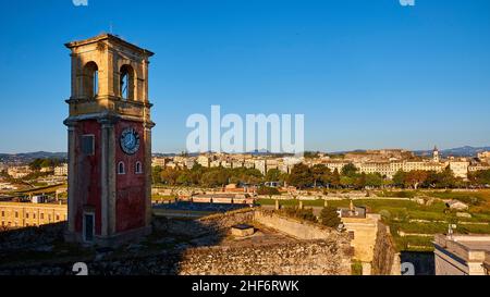 Grecia, Isole greche, Isole IONIE, Corfù, Corfù, Vecchia fortezza, luce del mattino, vista dalla fortezza alla città di Corfù, a sinistra è un campanile nella foto, cielo blu reale senza nuvole Foto Stock