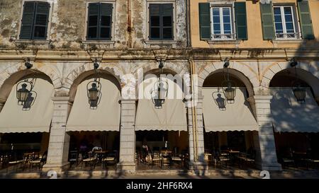 Grecia, Isole greche, Isole IONIE, Corfù, Corfù, Città vecchia, vista degli archi del Liston, diagonalmente dal basso, vista grandangolare Foto Stock