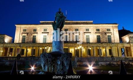 Grecia, Isole greche, Isole IONIE, Corfù, Corfù, Città vecchia, foto notturne, cielo blu, palazzo storico, Museo di Arte Asiatica, statua di fronte ad esso Foto Stock