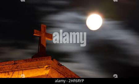 Grecia, Isole greche, Isole IONIE, Corfù, Corfù, Vecchia fortezza, notte sparata, luna piena (grande) accanto alla croce sul tetto della chiesa di Agios Georgios vicino alla vecchia fortezza Foto Stock