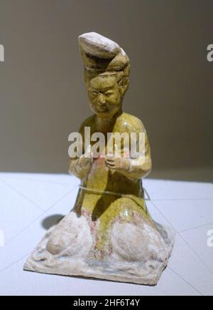 Musicisti seduti, figura 6 del 6, Cina, dinastia Tang, 7th d.C., smalto di paglia con ornamento dipinto Foto Stock