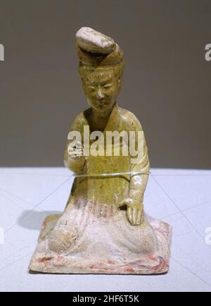 Musicisti seduti, figura 5 del 6, Cina, dinastia Tang, 7th d.C., smalto di paglia con ornamento dipinto Foto Stock