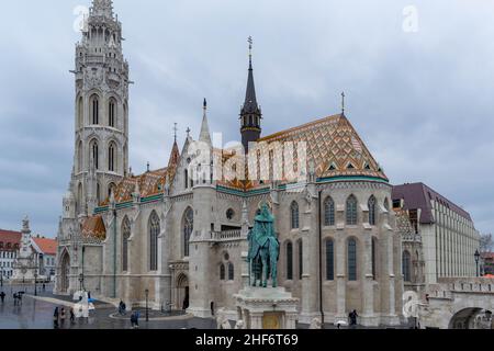 La Chiesa di Mattia è una delle chiese più belle di Budapest, e le chiese più uniche d'Europa. Situato in cima alla collina del Castello di Buda. Cattolico romano c Foto Stock