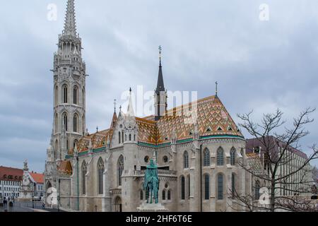 La Chiesa di Mattia è una delle chiese più belle di Budapest, e le chiese più uniche d'Europa. Situato in cima alla collina del Castello di Buda. Cattolico romano c Foto Stock