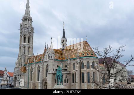 La Chiesa di Mattia è una delle chiese più belle di Budapest, e le chiese più uniche d'Europa. Situato in cima alla collina del Castello di Buda. Cattolico romano c Foto Stock