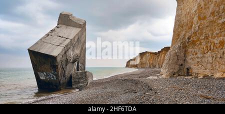 Resti di un bunker saltato dalla seconda guerra mondiale di fronte a scogliere verticali di gesso. Sono caratteristiche della Costa d'Albatre, Quiberville Plage, Francia, Normandia, Foto Stock