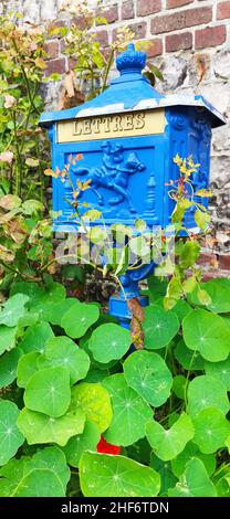 Cassetta postale blu di fronte al muro di mattoni Francia, Normandia, Foto Stock