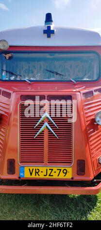 Citroen oldtimer tipo H, precedentemente un'ambulanza trasformata in un camping bus Foto Stock