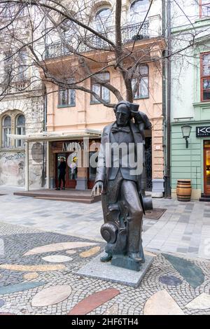 Bratislava, Slovacchia - 14 marzo 19: Statua di Hans Christian Andersen nel centro storico, circondata da alcuni dei suoi famosi personaggi fiabeschi. È allegedl Foto Stock