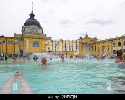 Budapest, Ungheria - 11th Marzo 2018: Bagni e piscine Szechenyi, l'attrazione più visitata e molto apprezzata di Budapest. Il palazzo neobarocco è loca Foto Stock