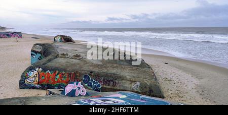 Graffiti sulle pareti del bunker a Plage le Gurp, Francia, costa atlantica, Bordelaise, Foto Stock