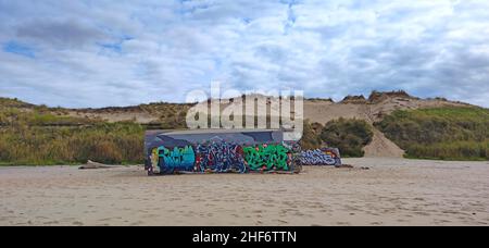 Graffiti sulle pareti del bunker a Plage le Gurp, Francia, costa atlantica, Bordelaise, Foto Stock