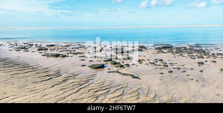 La Dune du Pilat (anche Grande Dune du Pilat) sulla costa atlantica vicino Arcachon (Francia) è la più alta duna migrante in Europa. Ha un percorso nord-sud ed è alto fino a 110 metri (81 metri secondo i dati SRTM), largo 500 metri, lungo circa 2,7 chilometri (volume stimato 60 milioni di metri cubi) e si trova all'apertura del mare del Bassin d'Arcachon Foto Stock