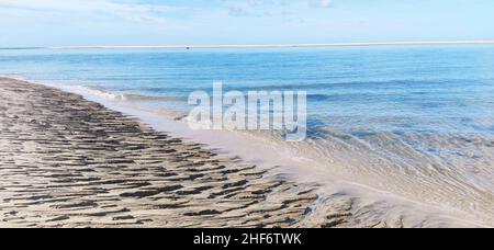 La Dune du Pilat (anche Grande Dune du Pilat) sulla costa atlantica vicino Arcachon (Francia) è la più alta duna migrante in Europa. Ha un percorso nord-sud ed è alto fino a 110 metri (81 metri secondo i dati SRTM), largo 500 metri, lungo circa 2,7 chilometri (volume stimato 60 milioni di metri cubi) e si trova all'apertura del mare del Bassin d'Arcachon Foto Stock