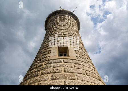 Il faro alla fine del North Pier a Tynemouth, Inghilterra, in una giornata nuvolosa Foto Stock