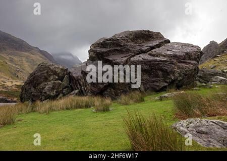 I massi di Cromlech sono un certo numero di massi giganteschi nel Passo di Llanberis, Snowdonia. Foto Stock