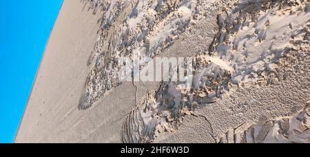 La Dune du Pilat (anche Grande Dune du Pilat) sulla costa atlantica vicino Arcachon (Francia) è la più alta duna migrante in Europa. Ha un percorso nord-sud ed è alto fino a 110 metri (81 metri secondo i dati SRTM), largo 500 metri, lungo circa 2,7 chilometri (volume stimato 60 milioni di metri cubi) e si trova all'apertura del mare del Bassin d'Arcachon Foto Stock