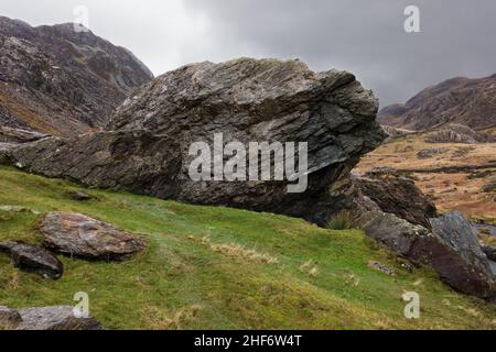 I massi di Cromlech sono un certo numero di massi giganteschi nel Passo di Llanberis, Snowdonia. Foto Stock