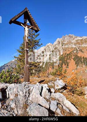 Marterl sulla Arlbergpassstrasse con i Monti Lechquellen sullo sfondo Foto Stock
