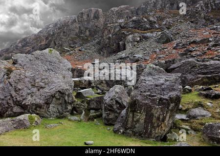 I massi di Cromlech sono un certo numero di massi giganteschi nel Passo di Llanberis, Snowdonia. Foto Stock