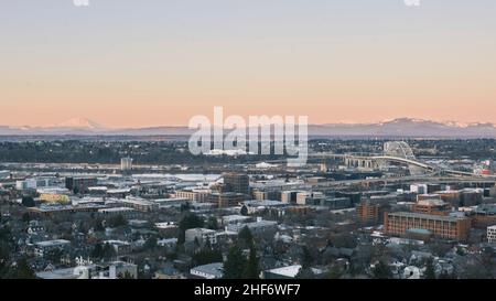 Portland nord-occidentale con Mount Saint Helens e il Fremont Bridge sullo sfondo al tramonto. Foto Stock