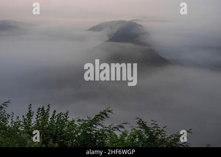 Mattina umore sul Cloef, nebbia sopra il Saarschleife vicino Mettlach, Saartal, Saarland, Germania Foto Stock