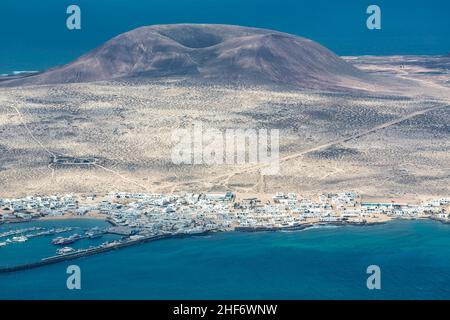 Vista dal Mirador del Rio sulla Caleta del Sebo e il vulcano Montaña del Mojón, 185 m, l'isola la Graciosa, Canarie, Isole Canarie, Spagna, Europa Foto Stock