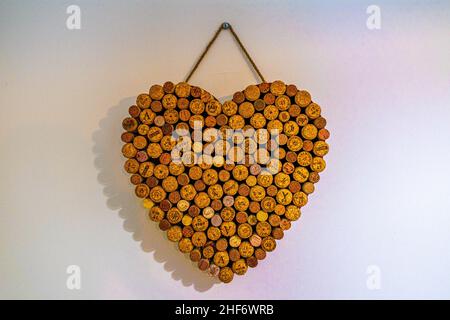 Durham, UK - 20th luglio 2019: Love Heart design di una varietà di tappi di vino rosso e tappi di champagne con scrittura diversa rendendo un impressionante unico e. Foto Stock