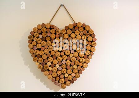 Durham, UK - 20th luglio 2019: Love Heart design di una varietà di tappi di vino rosso e tappi di champagne con scrittura diversa rendendo un impressionante unico e. Foto Stock