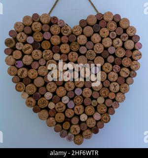 Durham, UK - 20th luglio 2019: Love Heart design di una varietà di tappi di vino rosso e tappi di champagne con scrittura diversa rendendo un impressionante unico e. Foto Stock