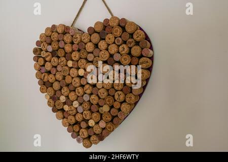 Durham, UK - 20th luglio 2019: Love Heart design di una varietà di tappi di vino rosso e tappi di champagne con scrittura diversa rendendo un impressionante unico e. Foto Stock