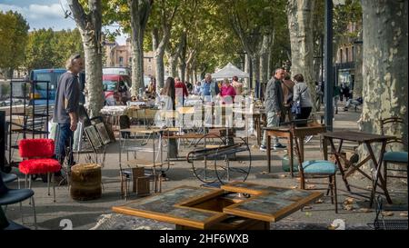 Mercato di antiquariato a Narbonne in autunno. Foto Stock