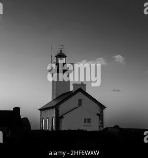 Faro di Pontusval in Bretagna al tramonto Foto Stock