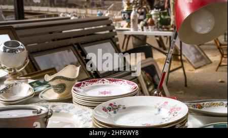 Mercato di antiquariato a Narbonne in autunno. Foto Stock