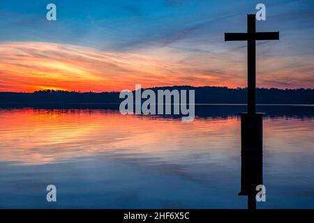 Croce commemorativa del re Ludovico II sul lago Starnberg, Berg, Baviera superiore, Baviera, Germania, Europa Foto Stock