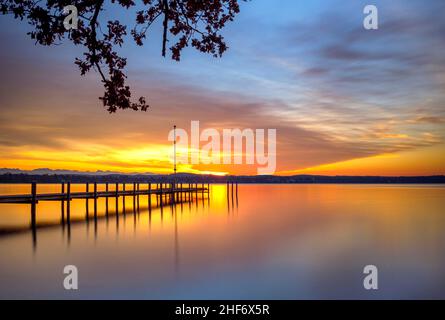 Tramonto sul lago Starnberg, Fünfseenland, Baviera superiore, Baviera, Germania, Europa Foto Stock