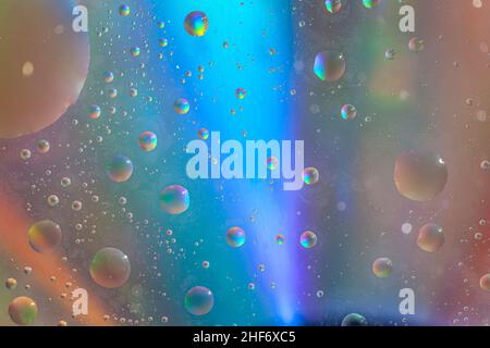 Bolle d'olio sulla superficie dell'acqua, sfondo multicolore, immagine astratta Foto Stock