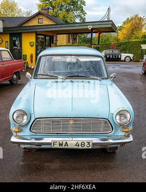 HARLÖSA, SVEZIA - 17 OTTOBRE 2021: Una classica auto Ford Taunus al museo nostalgilmacken nel centro della città. Foto Stock