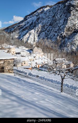 Italia, Veneto, provincia Belluno, Gosaldo, il villaggio di Tiser nella valle del Mis in inverno Foto Stock