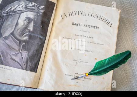 La Divina Commedia, il poema narrativo più famoso del poeta italiano Dante Alighieri in un libro pubblicato nel 1889 Foto Stock