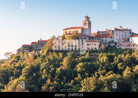 Croazia, Golfo del Quarnero, opatija riviera, Mare Adriatico, Moscenicka Draga, Il villaggio di MoÅ¡Ä‡enice con la chiesa di Sant'Andrea Foto Stock