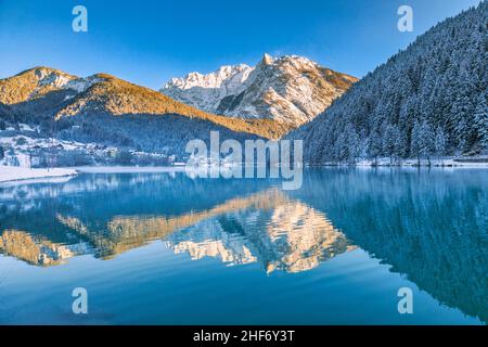 Italia, Veneto, provincia Belluno, Auronzo di Cadore, Dolomiti, Una veduta di Villapiccola, parte del comune di Auronzo di Cadore, sullo sfondo il monte Tudaio Foto Stock