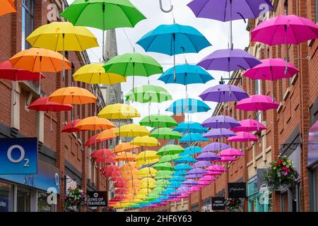 Durham, UK - 14th luglio 2019: Ombrello Street è l'installazione estiva del Prince Bishops Shopping Centre, progettata per illuminare le nostre giornate nuvolose. VIB Foto Stock