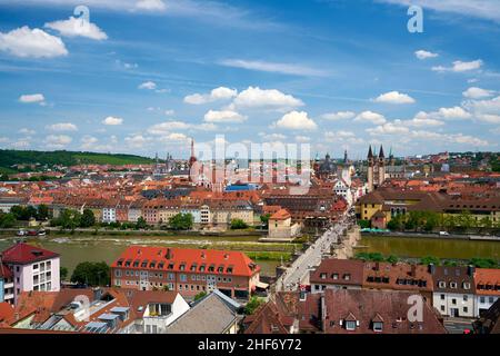 Vista dalla fortezza di Marienberg al centro storico e il Ponte Vecchio di Würzburg e il principale, la bassa Franconia, Franconia, Baviera, Germania Foto Stock