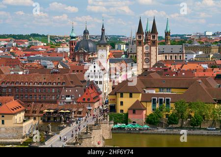 Vista dalla fortezza di Marienberg al centro storico e il Ponte Vecchio di Würzburg e il principale, la bassa Franconia, Franconia, Baviera, Germania Foto Stock