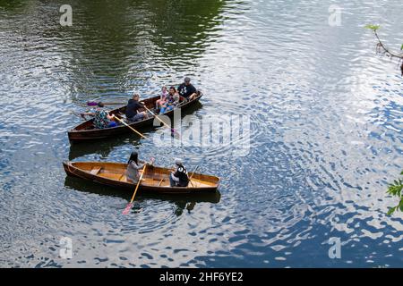 14th luglio 2019 - Durham, Inghilterra, Regno Unito: I locali e i turisti che godono del sole sul lungofiume indossano il fiume nel centro di Durham. Popolare per Durham Foto Stock